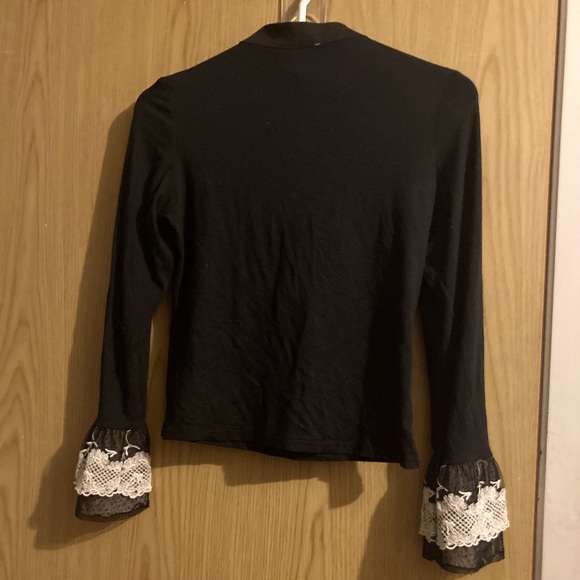 CUTE LACE BLOUSE USED - Picture 2 of 2